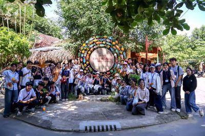 Lớp học giữa làng