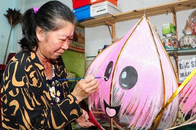Giữ lửa nghề làm lồng đèn Trung thu truyền thống