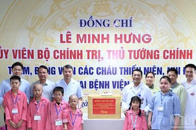 [Ảnh] Thủ tướng Lê Minh Hưng thăm, trao quà Trung thu tặng bệnh nhi tại Bệnh viện K