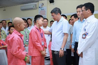 Thủ tướng Lê Minh Hưng thăm, tặng quà bệnh nhi tại Bệnh viện K cơ sở Tân Triều