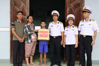 Lữ đoàn 171 thăm, tặng quà con ngư dân nhân dịp Tết Trung thu 2026