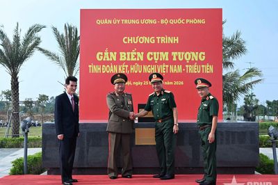 Gắn biển Cụm tượng tình đoàn kết, hữu nghị Việt Nam - Triều Tiên tại Bảo tàng Lịch sử Quân sự Việt Nam