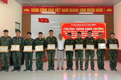 Khen thưởng tập thể, cá nhân có thành tích xây dựng trường nội trú biên giới