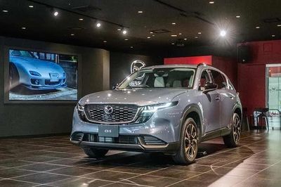 'Soi' Mazda CX-5 hybrid 2027 màu xám xi măng sắp mở bán tại Việt Nam