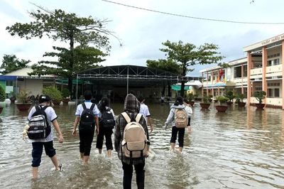 Khoảng 4.000 học sinh tại một xã ở Cà Mau được cho nghỉ học vì đường ngập