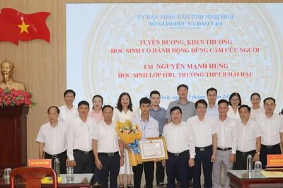 Ninh Bình khen thưởng nam sinh dũng cảm cứu hai em nhỏ