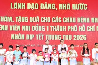 Chủ tịch Quốc hội Trần Thanh Mẫn thăm, tặng quà các bệnh nhi tại Bệnh viện Nhi Đồng 1 nhân dịp Tết Trung thu