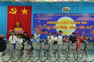 Ấm lòng đêm hội trăng rằm: Hơn 350 trẻ em nghèo, thiếu nhi Khmer ở Vĩnh Long nhận quà Trung thu