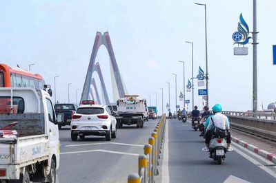Lắp biển, kẻ vạch giúp tài xế giữ khoảng cách trên cầu Nhật Tân