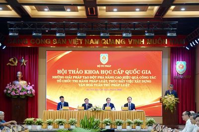 Bộ Tư pháp cảm ơn các chuyên gia dự Hội thảo về những giải pháp tạo đột phá nâng cao hiệu quả công tác tổ chức thi hành pháp luật