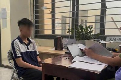 Ném gạch vào người đi đường, nam sinh 17 tuổi bị khởi tố