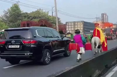 Xác minh clip 'thầy trò Đường Tăng' cưỡi ngựa trên làn ô tô ở TPHCM