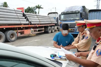 Phạt tài xế 77 triệu đồng vì chở cọc bê tông quá tải hơn 100%