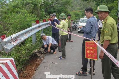 Kiểm tra tuyến đường sạt lở, nguy hiểm rình rập ngay trên khu dân cư