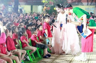 Đem nụ cười đêm rằm đến với con công nhân