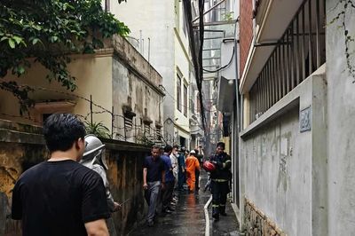 Hà Nội: Cảnh sát kéo hơn 100 mét dây dẫn nước chữa cháy căn nhà trong ngõ nhỏ