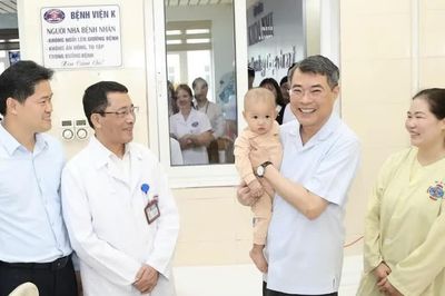 Thủ tướng Lê Minh Hưng thăm, tặng quà bệnh nhi Bệnh viện K dịp Trung thu