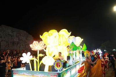 Lãnh đạo phường ở Thái Nguyên nói gì về việc các vũ công rước đèn Trung thu mặc phản cảm?