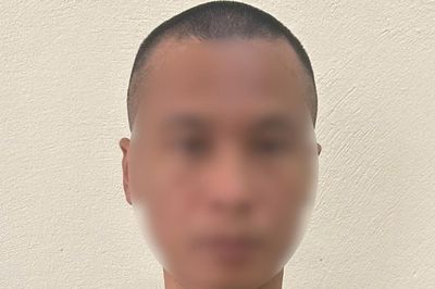 Dùng dao tấn công bố đẻ, con trai bị khởi tố