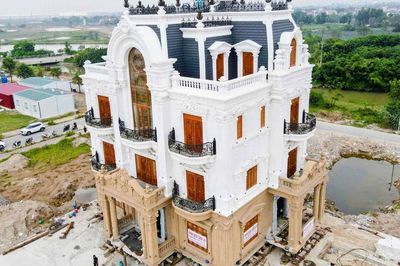 Chủ nhà nói lý do nhờ 'thần đèn' dời căn biệt thự nặng hàng trăm tấn ở Bắc Ninh