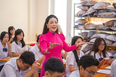 Học sinh hào hứng học Đờn ca tài tử cùng nghệ sĩ, nghệ nhân ngay tại trường