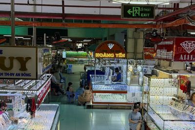 Nhiều cửa hàng kim cương mở cửa trở lại, có nơi hẹn thanh toán đến cuối 2027