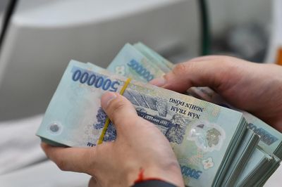 Sang làm cho đối tác sau khi nghỉ việc, nhân viên bị công ty cũ đòi bồi thường 251 triệu