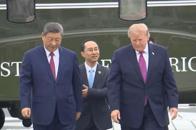 Ông Trump mời ông Tập tham quan trực thăng Marine 1, tặng tượng đại bàng