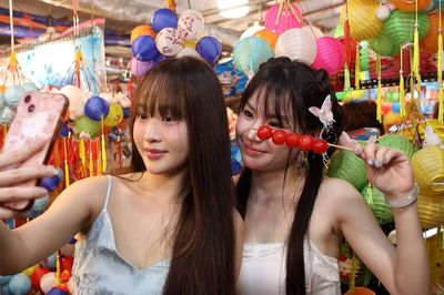 Giới trẻ hóa 'nàng thơ' chen chân check-in không khí Trung thu ở TPHCM
