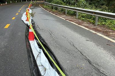 Hình ảnh vết nứt kéo dài 50m xuất hiện trên Quốc lộ 20