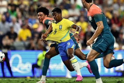 Australia hòa ấn tượng Brazil với siêu phẩm kiểu Ronaldo