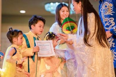 Diễn viên nhí Koka Bình Nguyên đón Trung thu trên sân khấu khi vừa lên 6