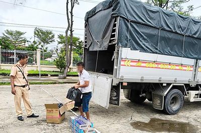 Phát hiện, bắt giữ xe ôtô tải vận chuyển 900 bao thuốc lá lậu
