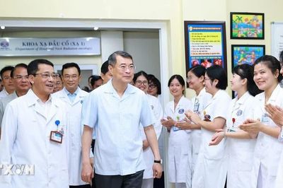 Thủ tướng Lê Minh Hưng thăm, tặng quà Trung Thu cho bệnh nhi tại Bệnh viện K