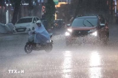 Cảnh báo mưa dông kèm lốc sét ở Hà Nội, lũ trên sông Đồng Nai