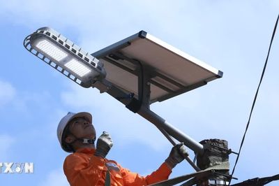 Thắp sáng cho vùng khó Lạng Sơn bằng đèn năng lượng mặt trời