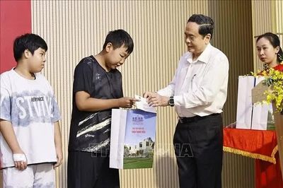Chủ tịch Quốc hội thăm, động viên các bệnh nhi tại Bệnh viện Nhi đồng 1
