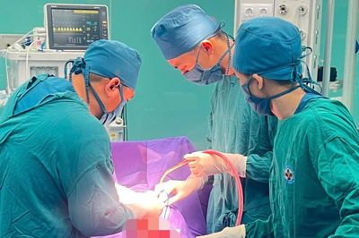 Bụng to như mang thai, người phụ nữ 64 tuổi đi khám mới biết sự thật