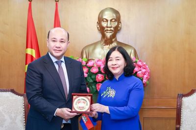 Chủ tịch Bùi Thị Minh Hoài tiếp Đoàn đại biểu cấp cao Hội Liên hiệp thanh niên Campuchia