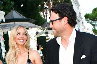 Sydney Sweeney ngầm nhắc đến bạn trai Scooter Braun trong loạt ảnh táo bạo