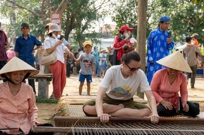 Du khách trở thành người giữ lửa và tiếp sức sinh kế cho du lịch văn hoá làng nghề