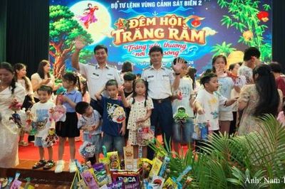 Vùng Cảnh sát biển 2: Mang Trung thu ấm áp đến với trẻ em khó khăn