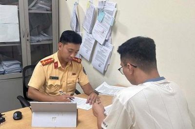 Xử phạt người đàn ông 'vắt chéo chân' cầm điện thoại điều khiển xe máy