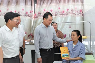 Chủ tịch UBND tỉnh Tô Anh Dũng thăm, động viên công nhân môi trường bị tai nạn khi làm nhiệm vụ