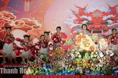 Muôn sắc lồng đèn thắp sáng mùa trăng.