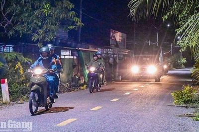 Ánh đèn tuần tra vì bình yên xóm làng