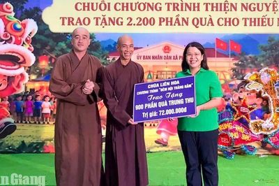 Xã Phú Hòa trao 900 phần quà Trung thu cho thiếu nhi