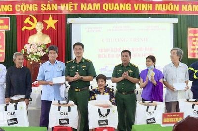 Khám bệnh, tặng quà cho 700 người cao tuổi xã Kiên Lương