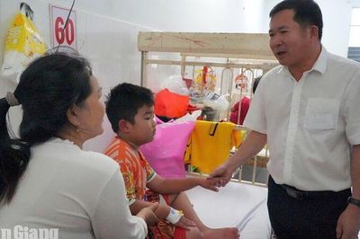 Đồng chí Đinh Văn Nơi tặng 130 suất quà Trung thu cho thiếu nhi tại Phú Quốc