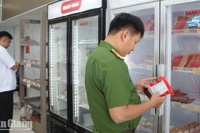 Phát hiện tinh thể nước đá trên nhiều gói thịt tại 6 tủ đông ở Rạch Giá